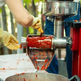 A Mirafiori Sud si lancia la passata di pomodoro comunitaria e solidale