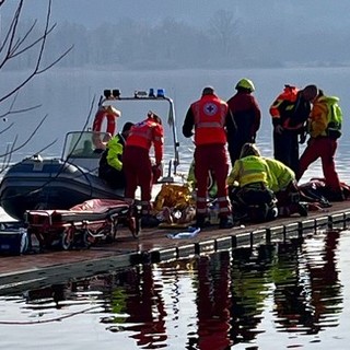 Aliante finisce nelle acque di un lago nel Varesotto, grave 53enne torinese