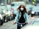 ragazza in bici con mascherina