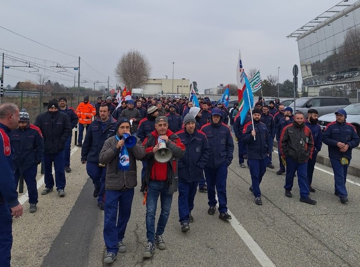 sciopero degli operai in corteo