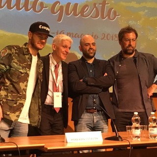 Cattelan con Saviano e due persone