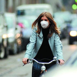 auto con lo smog e donna in bici con mascherina