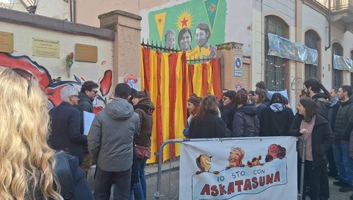 Askatasuna: gli antagonisti accolgono i consiglieri comunali da striscioni e proteste