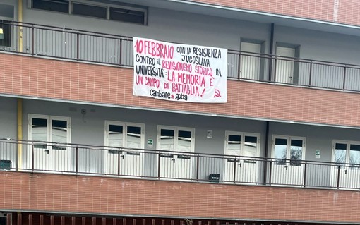 striscione appeso all'università