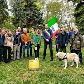 Gruppo di persone con al centro Francesco Tresso con fascia tricolore