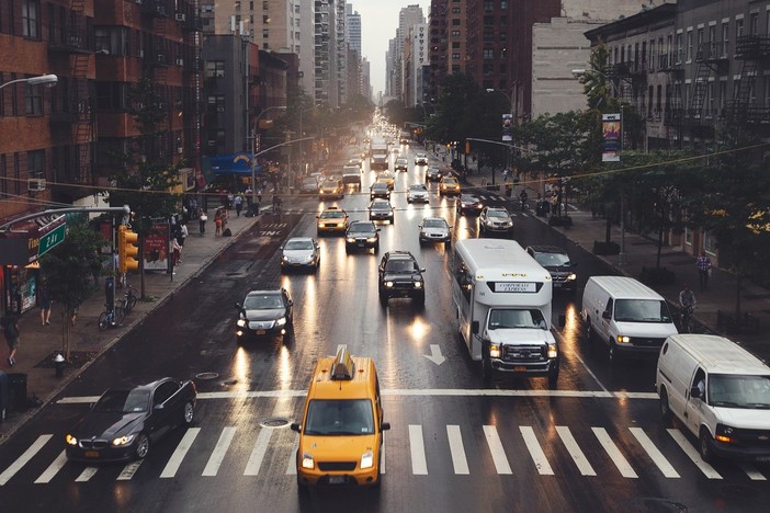 Inquinamento acustico e auto: le nuove regole per ridurre i rumori in città