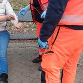 soccorritori e polizia intorno a una donna