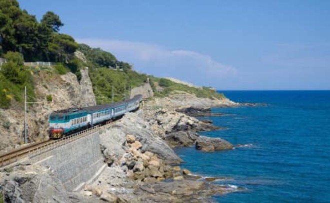 L'estate si porta via i treni per il mare, stop ai diretti sulla Torino-Savona