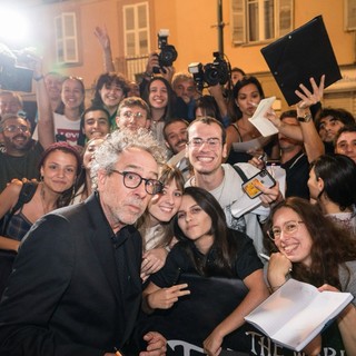 Premio Stella della Mole a Tim Burton: bagno di folla per il regista all'uscita del Museo