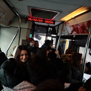 A Torino la neve ghiacciata manda in tilt bus e tram: &quot;40 minuti di attesa per il 4&quot;