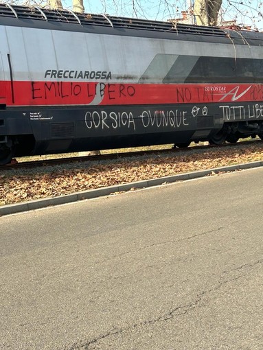 Graffiti sulla locomotiva e Frecciarossa in corso Castelfidardo