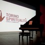 Un pianoforte di fronte alla scritta di Torino Spiritualità