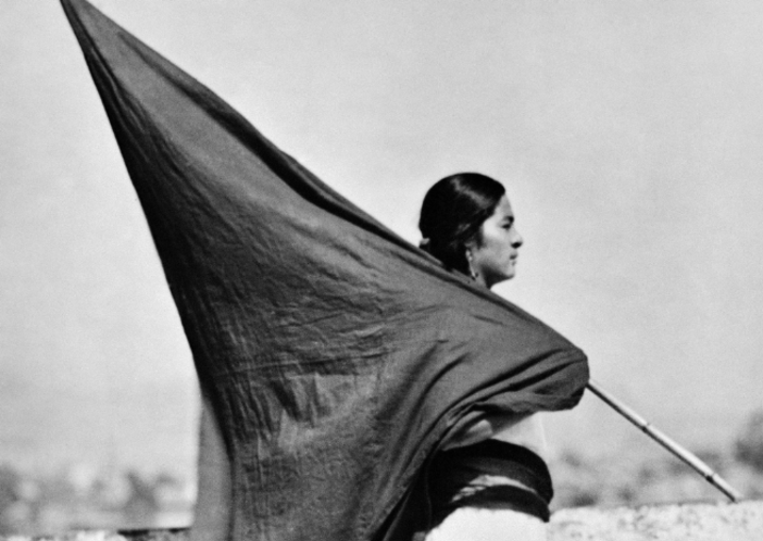 Tina Modotti, dettaglio Donna con bandiera, Messico, 1928, Archivi Cinemazero - Pordenone