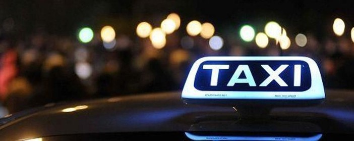 Immagine di repertorio di un taxi in servizio notturno