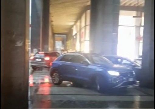 Pioggia, grandine, fulmini e tuoni. Il maltempo si riaffaccia sul Piemonte. Le auto cercano riparo sotto i portici [VIDEO]