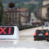 Taxi con insegna e sfondo torinese