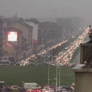 Acqua dal cielo e piazza Baldissera diventa imbuto: traffico paralizzato per un paio di ore