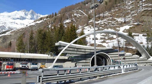 La Francia &quot;stappa&quot; i valichi. Per la prima volta si parla di raddoppio del Bianco