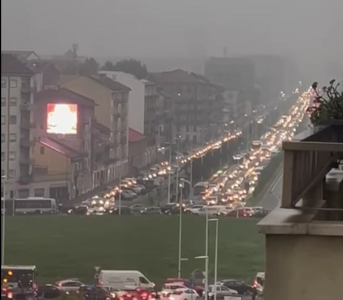 Acqua dal cielo e piazza Baldissera diventa imbuto: traffico paralizzato per un paio di ore