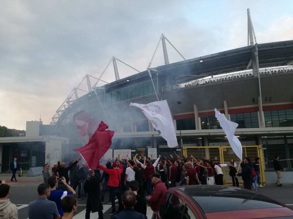 Bandiere, cori e fumogeni: i tifosi del Toro caricano la squadra prima del  derby - Torino Oggi