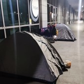 Coppie, clochard e nomadi dormono accampati in tenda sotto i portici del Cit Turin