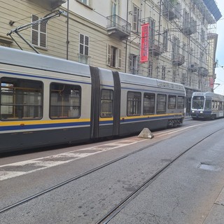 Traffico in tilt in piazza Vittorio Veneto: sei tram bloccati con le doppie frecce