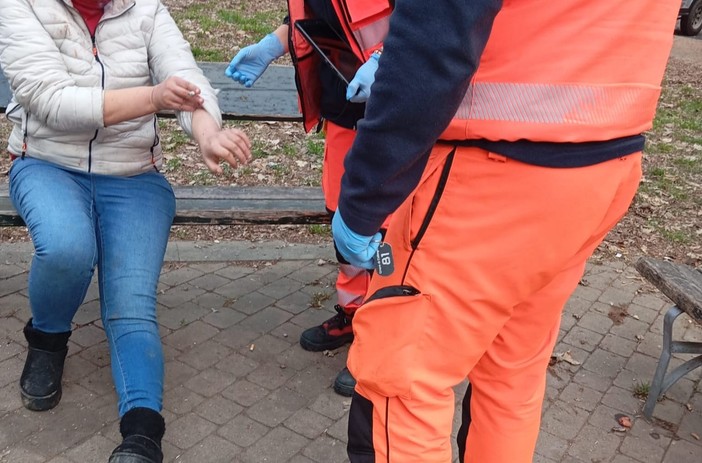 soccorritori e polizia intorno a una donna