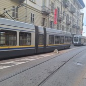 Traffico in tilt in piazza Vittorio Veneto: sei tram bloccati con le doppie frecce