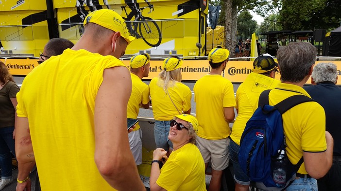 Tour de France tra fiocchi gialli e maglie a pois: a piazza d'Armi, per una volta, sono le biciclette a trionfare [FOTO]