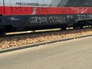 Graffiti sulla locomotiva e Frecciarossa in corso Castelfidardo