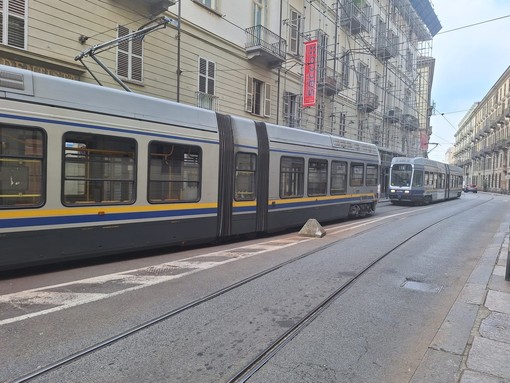 Traffico in tilt in piazza Vittorio Veneto: sei tram bloccati con le doppie frecce