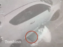 Uomo che preleva un tombino da sotto un'auto parcheggiata