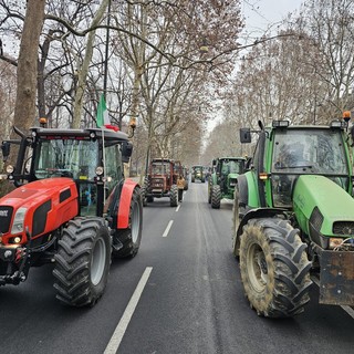 Decine di trattori bloccano Corso Moncalieri e Corso Casale