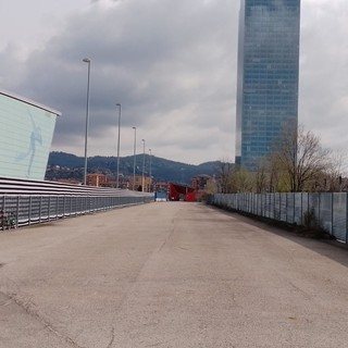 Passaggio pedonale tra stazione e grattacielo