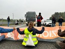 Blitz sull’A4, ambientalisti bloccano la Torino-Milano: automobilisti inferociti. Salvini: &quot;Eco-imbecilli&quot; [FOTO e VIDEO]