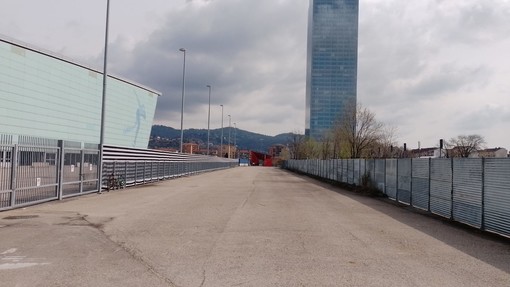 Passaggio pedonale tra stazione e grattacielo