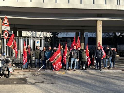 Unipol service, si torna in piazza: anche oggi 8 ore di sciopero con manifestazione davanti alla sede di Torino: “Malessere fuori controllo”