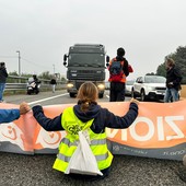 Blitz sull’A4, ambientalisti bloccano la Torino-Milano: automobilisti inferociti. Salvini: &quot;Eco-imbecilli&quot; [FOTO e VIDEO]