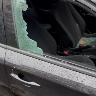 Finestrini e parabrezza sfondato, auto vandalizzata ad Aurora. I residenti: &quot;Ragazzo di strada aggressivo&quot;