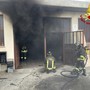 Va a fuoco un magazzino in corso Grosseto, pompieri in azione