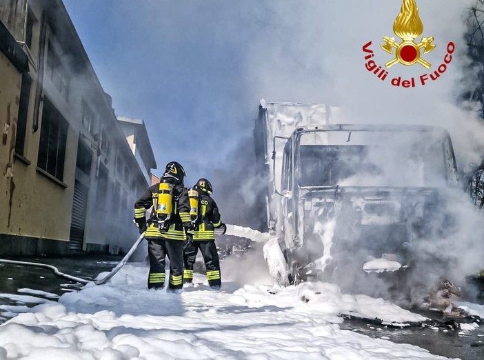 Camion va a fuoco in via Paolo Veronese, delicato intervento dei Vigili del fuoco