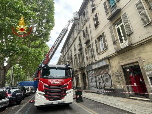 I pompieri mettono in sicurezza il cornicione di un edificio