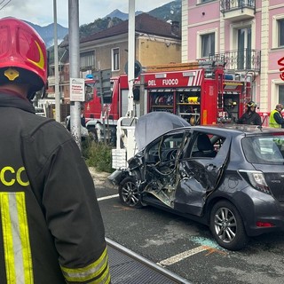 Borgone di Susa, scontro tra auto e treno: i Vigili del fuoco portano in salvo il conducente