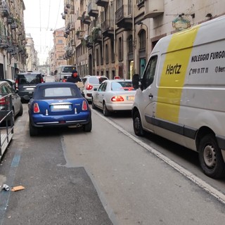 zona trafficata con auto e furgoni