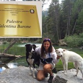 Valentina Barone con due cani e la targa di intitolazione