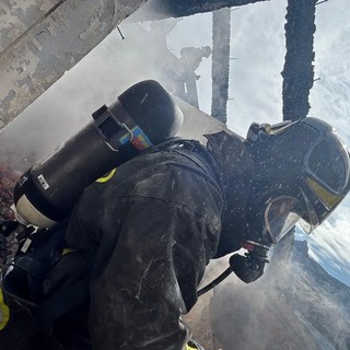 In fiamme il tetto di un'abitazione a Caprie; Vigili del fuoco in azione