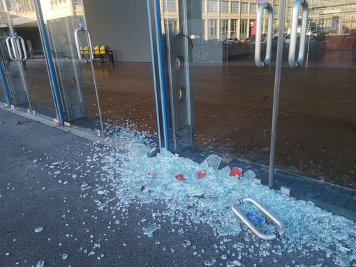 Vento forte e freddo: in frantumi una porta del Lingotto Fiere