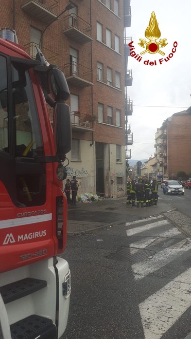 Esplosione in via Pianezza, un petardo scoppia davanti a un appartamento