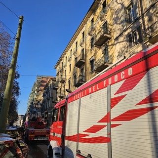 Incendio in Vanchiglietta, in fiamme terrazzo di un alloggio in corso Tortona