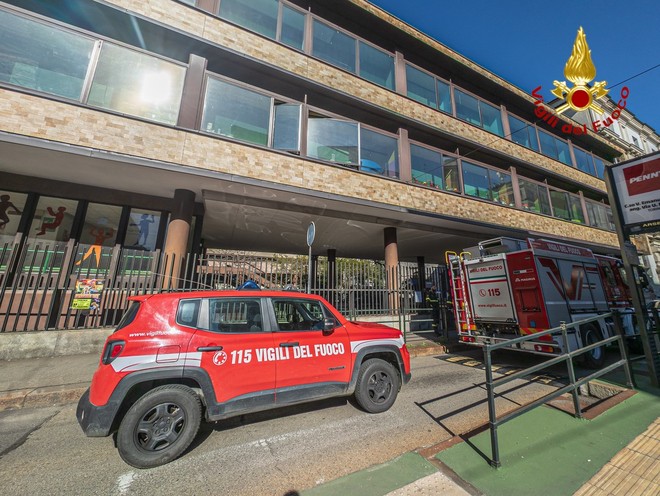 Scuola evacuata dai Vigili del fuoco, ma l'allarme era scattato per errore